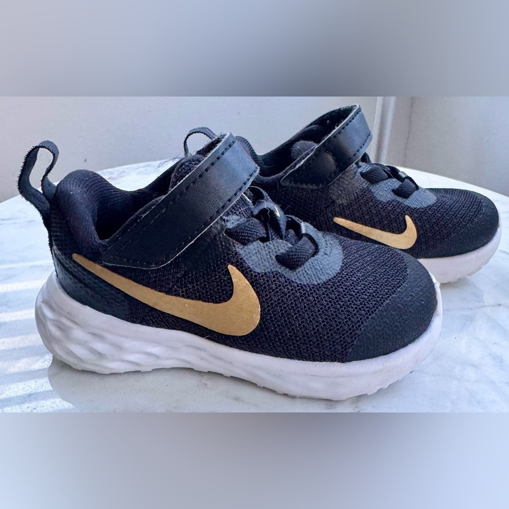Nike Shoes - Picture 4 of 7